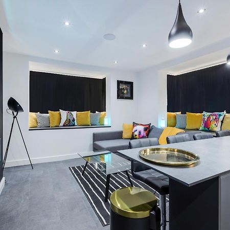 Two Bed Modern Apartment 5Min Walk To Town Centre With Free Parking ! Under New Management Μπλάκπουλ Εξωτερικό φωτογραφία