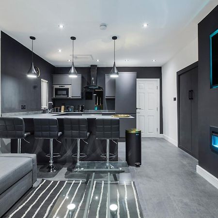 Two Bed Modern Apartment 5Min Walk To Town Centre With Free Parking ! Under New Management Μπλάκπουλ Εξωτερικό φωτογραφία