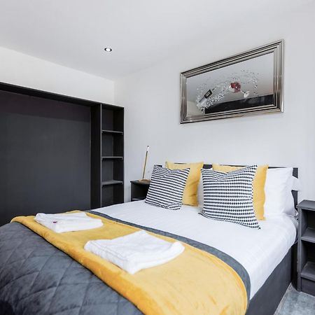 Two Bed Modern Apartment 5Min Walk To Town Centre With Free Parking ! Under New Management Μπλάκπουλ Εξωτερικό φωτογραφία