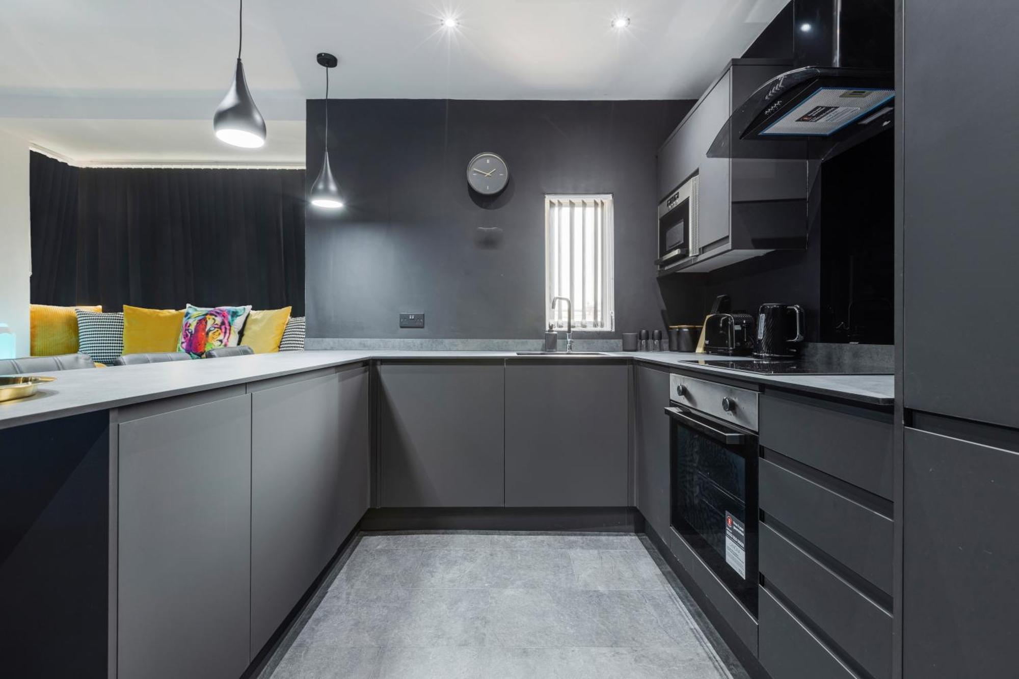 Two Bed Modern Apartment 5Min Walk To Town Centre With Free Parking ! Under New Management Μπλάκπουλ Εξωτερικό φωτογραφία