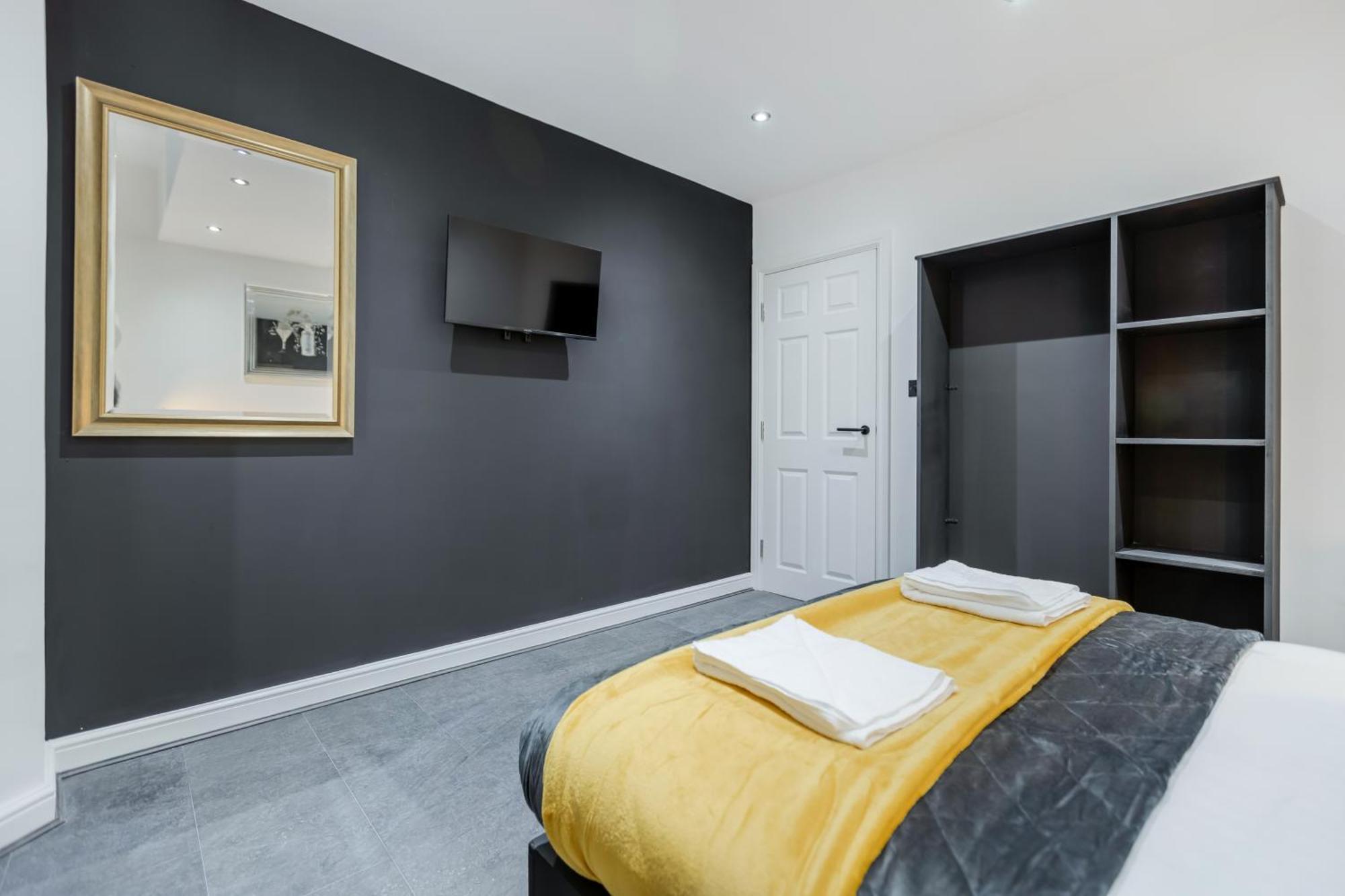 Two Bed Modern Apartment 5Min Walk To Town Centre With Free Parking ! Under New Management Μπλάκπουλ Εξωτερικό φωτογραφία