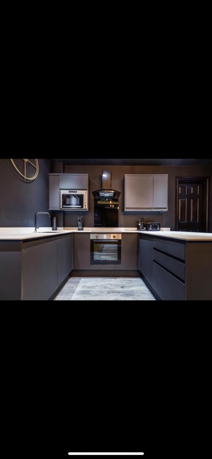 Two Bed Modern Apartment 5Min Walk To Town Centre With Free Parking ! Under New Management Μπλάκπουλ Εξωτερικό φωτογραφία